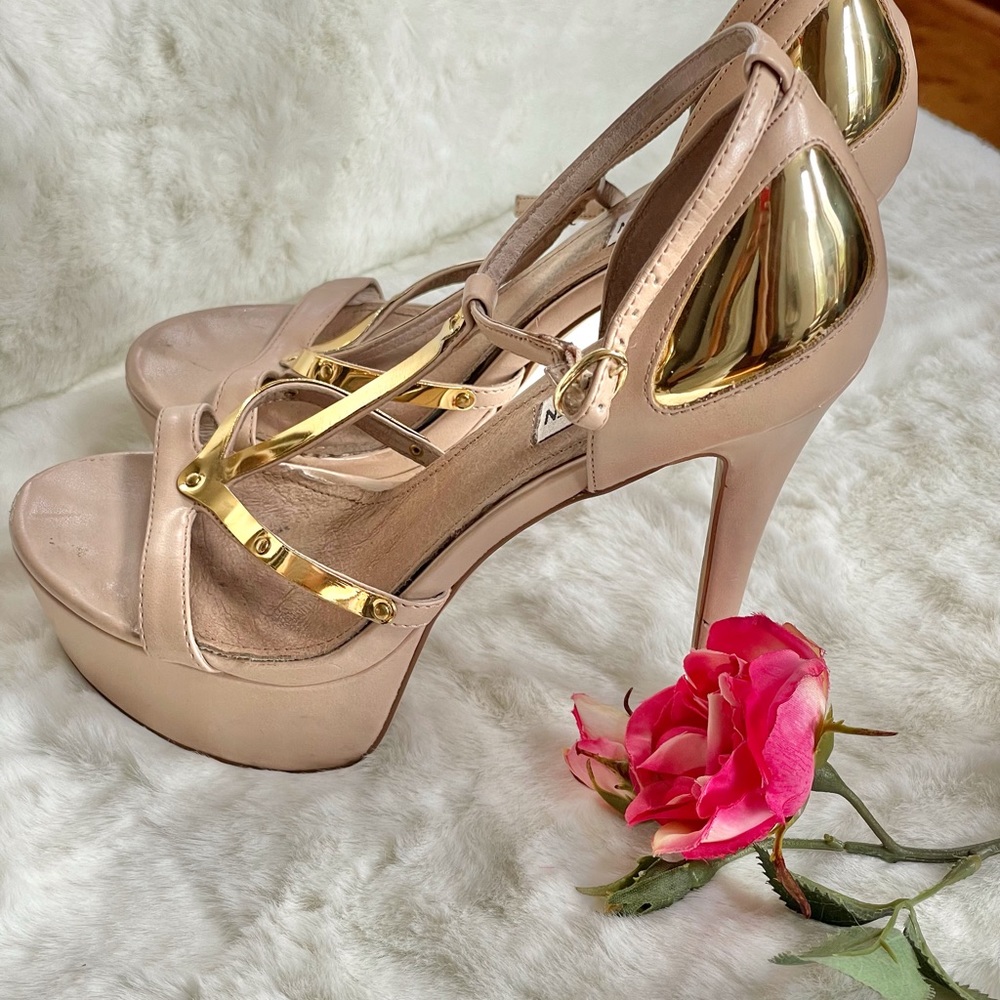 Steve Madden leather Nude heel with Gold colored Accents. Heels aprox 5 1/4” 8.5